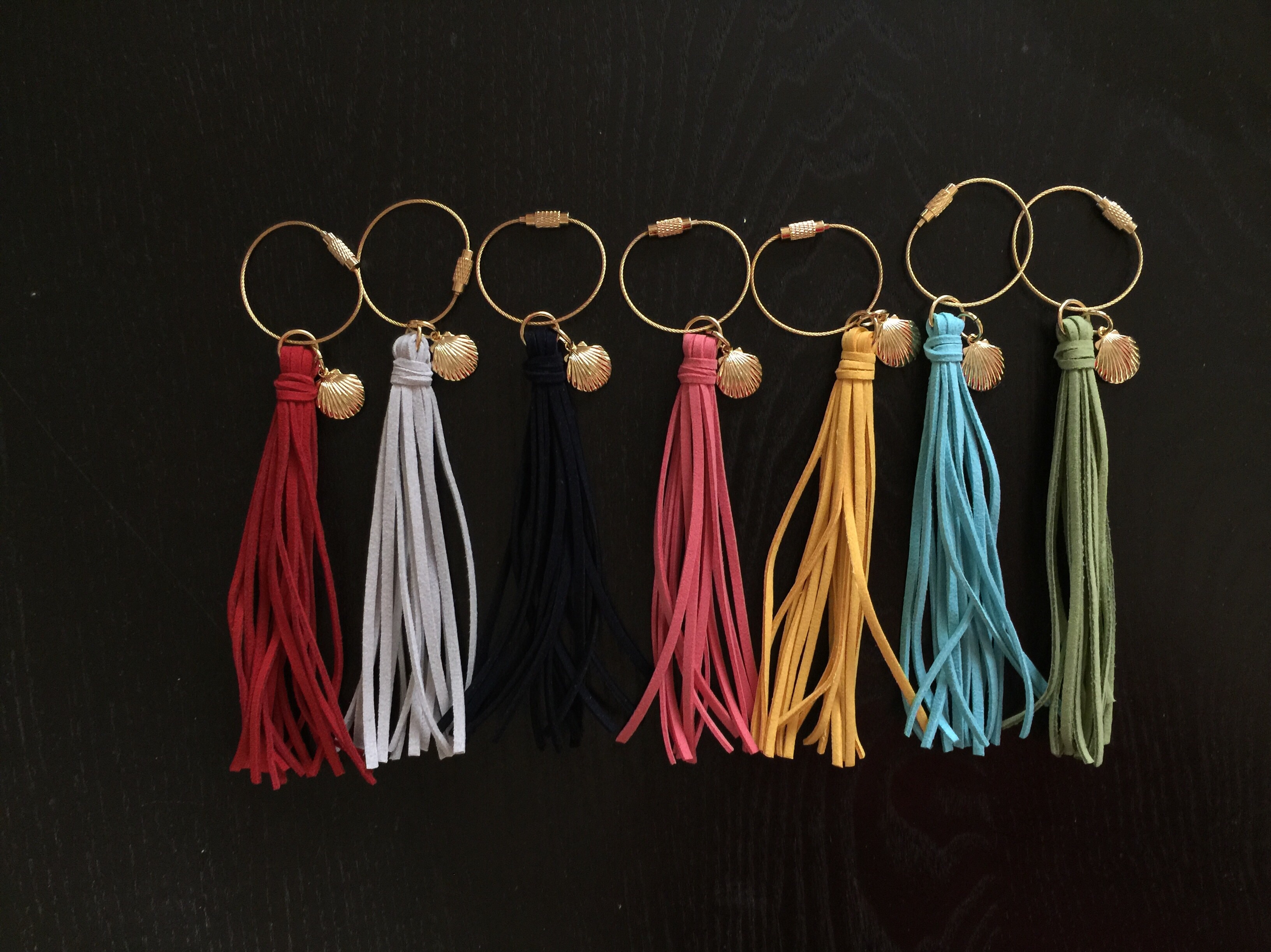 ゴールドのシェルチャームが、シンプルなタッセルの可愛さを引き出してくれます ⋆●♡