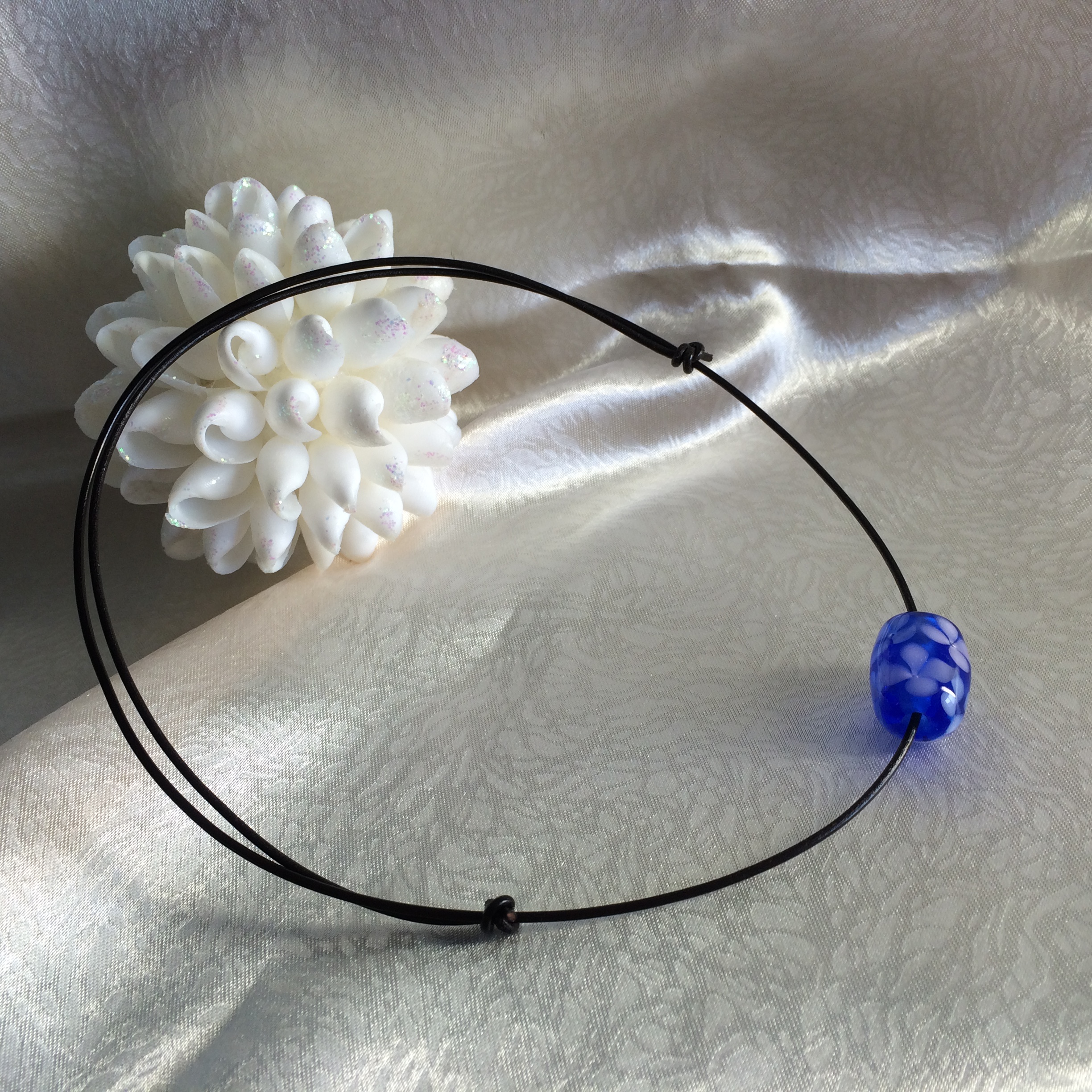 革ひもとトンボ玉のシンプルネックレスを作りました Rikoyu やどかりウェディング 貝殻と革の小物 りこゆ