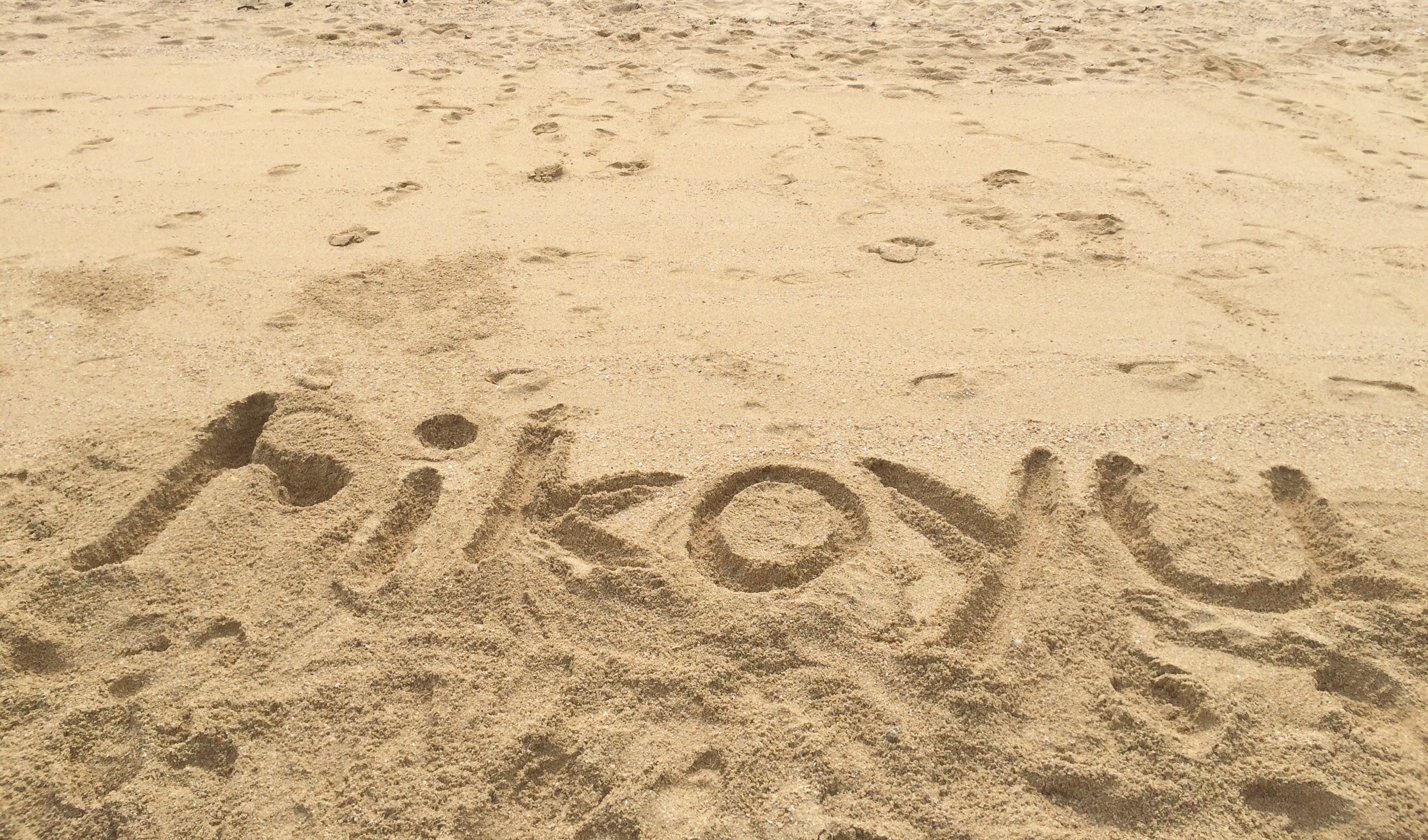 浜辺に大きく書いてみました！rikoyu!