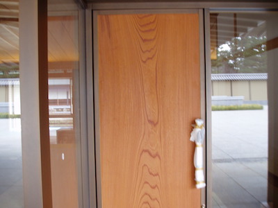 京都迎賓館の一般公開で行かれたらご覧ください。玄関扉にも使われているケヤキの本物！樹齢700年。