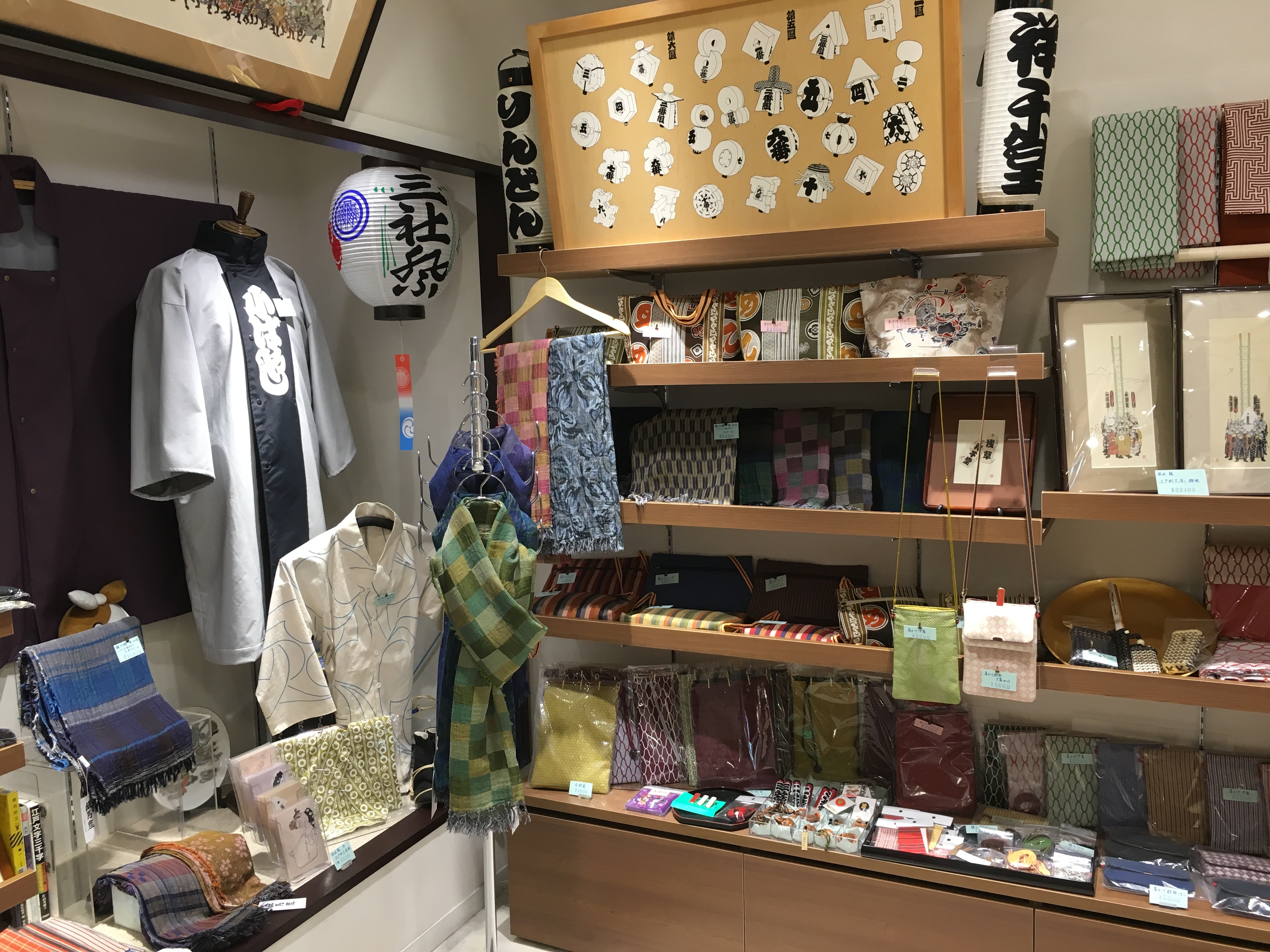 やまきち真珠、小ばやし祥千堂 お店にストール置かせて頂いております♪