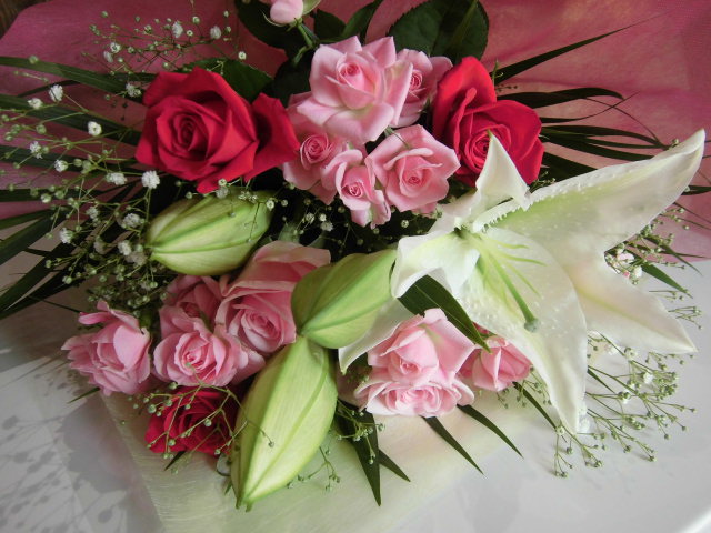お誕生日のオリエンタルリリーとバラの花束 Flowershopはなせんwebsite 群馬県前橋市の花屋