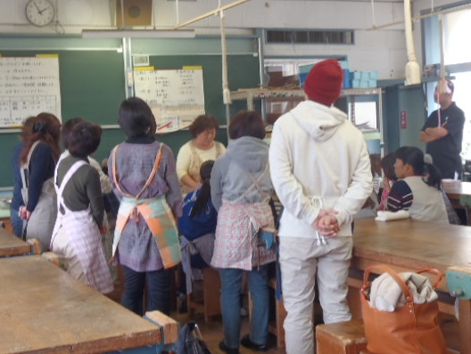 東大和第二中学校で出張陶芸講習会を開催しました！PTAの皆さんが、たくさん集まってくださいました ♪