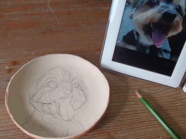 さあ！集中して一気に描きます！！　　　犬＆猫の絵皿の絵付け♪楽しい作業が続きます！